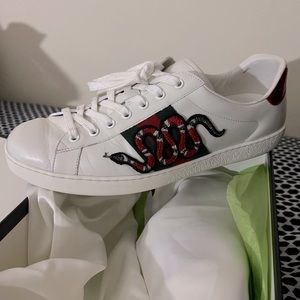 SOLD!! Gucci Snake edition size ( gucci 9)